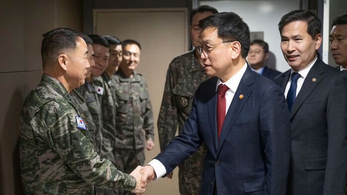 최상목 대통령 권한대행이 7일 합동참모본부 지휘통제실에서 열린 군사대비태세 점검 회의에 참석하며 주일석 해병대사령관 등 지휘관들과 인사하고 있다.