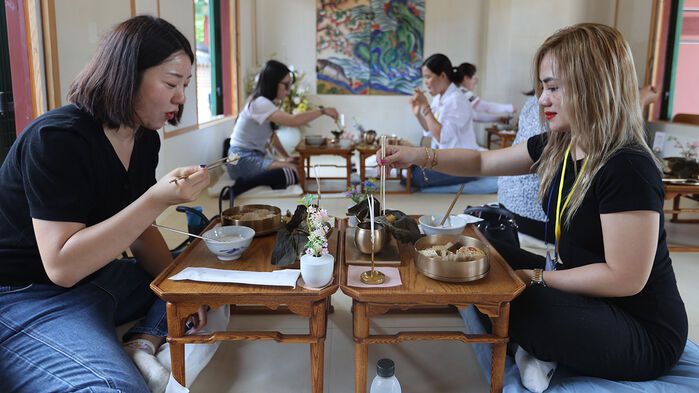 2024년 7월 1일 서울 경복궁 소주방에서 열린 '한낮의 시식공감' 다문화가정 결혼 이민자 초청 행사에서 참석자들이 궁중음식을 맛보고 있다.