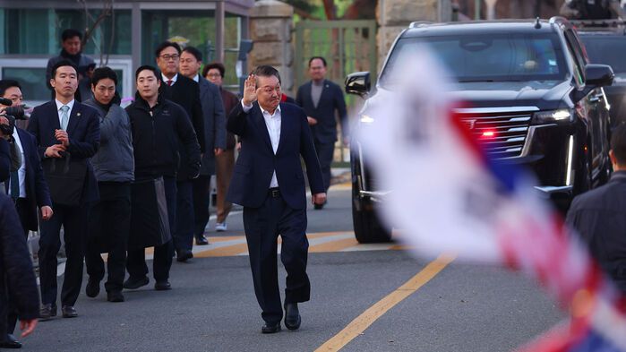 석방된 윤석열 대통령이 8일 경기도 의왕시 서울구치소 앞에서 경호차량에서 내려 지지자들에게 인사하고 있다. (사진=연합뉴스)