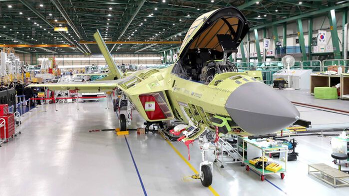 한국형 초음속 전투기 KF-21를 조립하는 경남 사천 KAI의 조립동