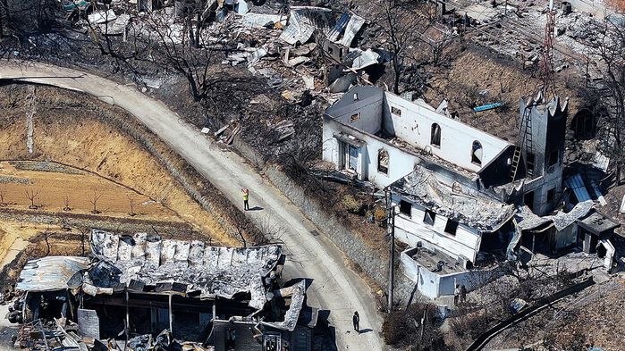 1일 경북 영덕군 영덕읍 석리 한 마을에서 마을 주민들이 산불에 쑥대밭이 된 주택과 교회 건물 등을 살펴보고 있다. (사진=연합뉴스)