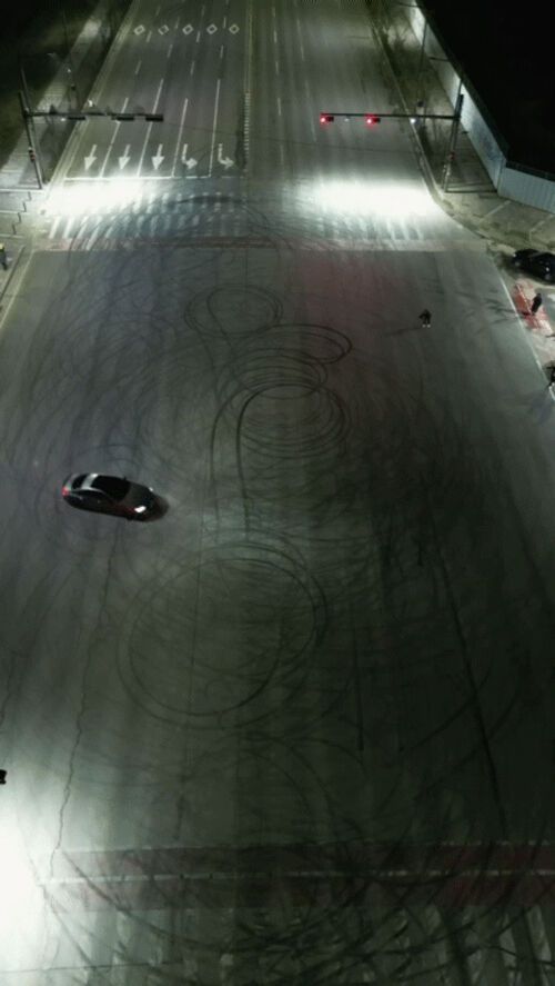 교차로 가운데서 드리프트 주행을 하는 일당