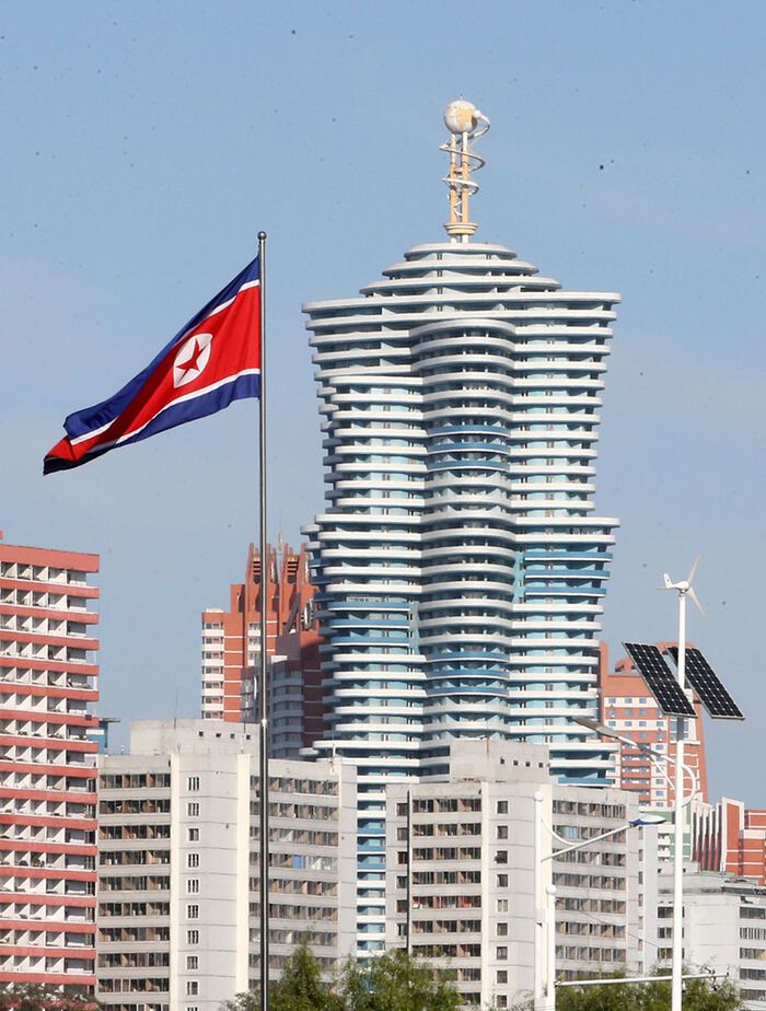 지난 2018년 10월, 평양 과학기술전당에서 바라본 미래과학자거리. 건물 옥상에 위성 형상 상징물이 설치된 은하 아파트 모습이 보인다.