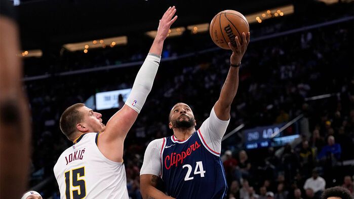 슛하는 파월(오른쪽), 막으려는 요키치 (사진=AP, 연합뉴스)