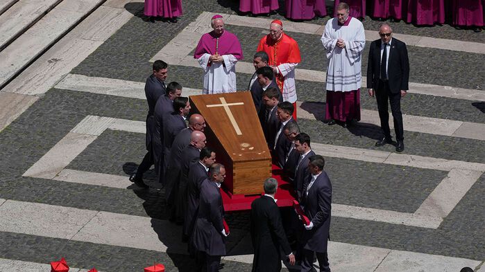 운구되는 프란치스코 교황의 관