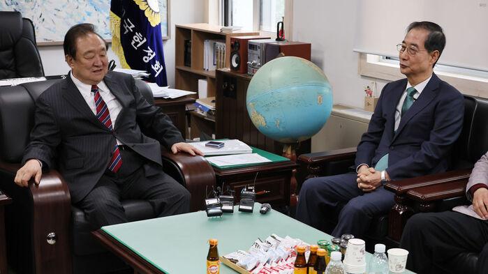 3일 서울 여의도 국회 헌정기념관을 찾은 한덕수 전 국무총리가 발언하고 있다. 왼쪽은 정대철 헌정회장. (사진=연합뉴스)