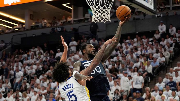 줄리어스 랜들(오른쪽)의 슛