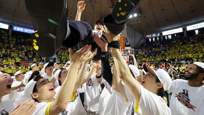 17일 서울 SK 나이츠와 창원 LG 세이커스의 챔피언결정전 7차전 경기에서 승리해 우승한 LG 선수들이 조상현 감독을 헹가래 치고 있다.