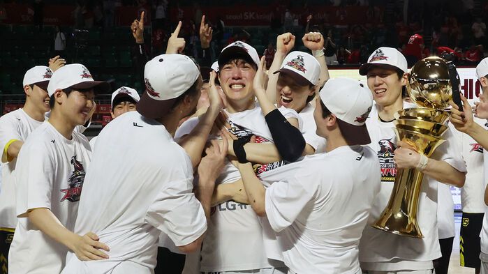 우승한 LG 선수들이 이날 경기에서 MVP를 차지한 허일영 선수와 환호하고 있다.