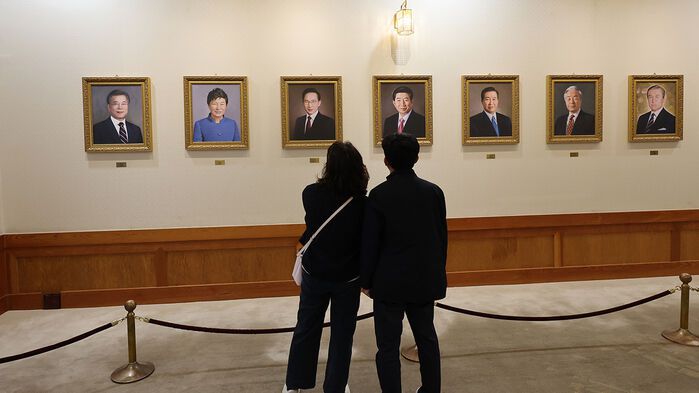 지난 4월 9일 서울 종로구 청와대 본관에서 관람객들이 역대 대통령들의 초상화를 구경하고 있다.