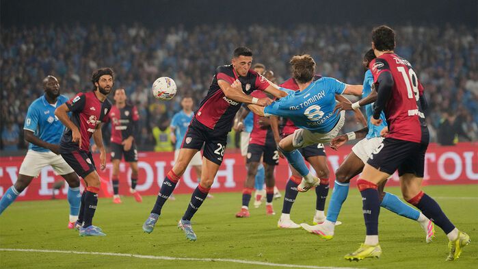 나폴리의 우승을 이끈 스콧 맥토미니의 바이시클 킥 장면.