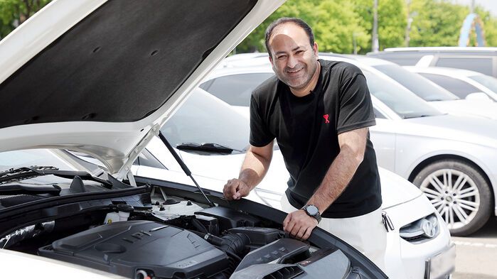판매 차량 살피는 김하준 씨