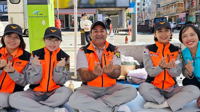 의용소방대 활동 중 기념촬영하는 김하준 씨(가운데)