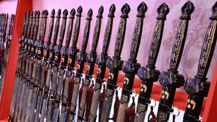 준장 진급자 수여식에 세워진 삼정검들