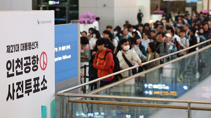 제21대 대통령선거 사전투표가 시작된 29일 오전 인천국제공항 제1여객터미널 출국장에 마련된 사전투표소에서 유권자들이 길게 줄을 서고 있다.