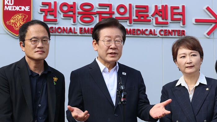 지난해 9월 고대 안암병원 현장 점검 후 취재진 질문에 답하는 이재명 대통령