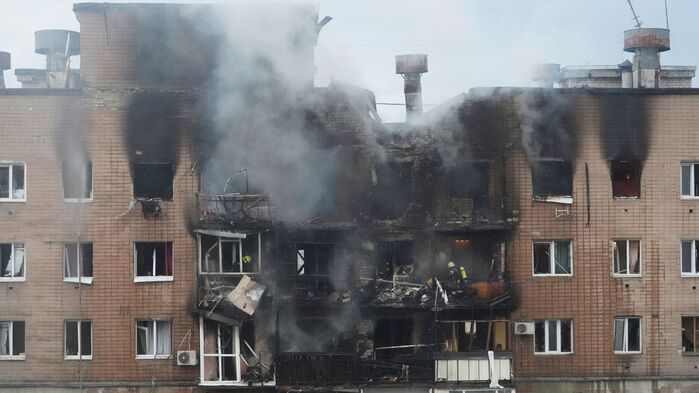 우크라이나 하르키우에서 러시아의 공격으로 주거 건물이 피해를 입은 뒤의 모습 (사진=AP, 연합뉴스)