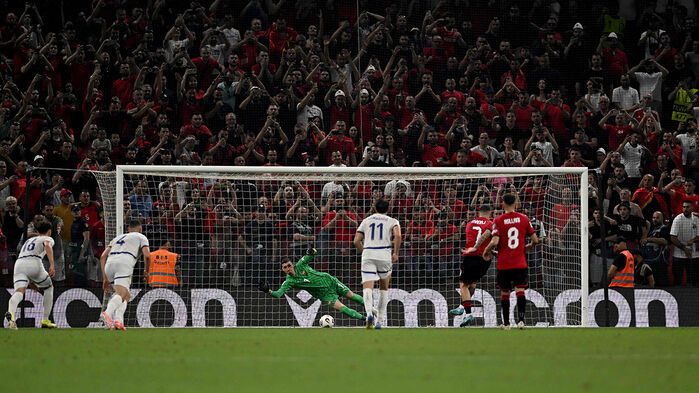 알바니아 레이 마나이의 페널티킥이 세르비아 골키퍼 조르제 페트로비치에게 막히는 순간. (사진=AFP)