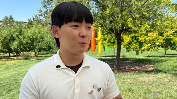 8일(현지시간) 오전 미 캘리포니아주 쿠퍼티노 애플 본사에서 만난 대학생 한가온(24) 씨가 자신이 개발한 앱을 팀 쿡 최고경영자(CEO)에게 직접 시연한 후 인터뷰하고 있다. (사진=연합뉴스)