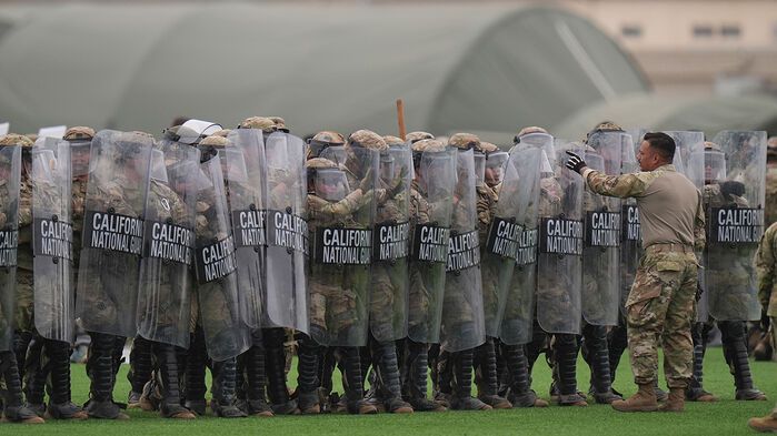 11일 LA시위에 배치된 후 캘리포니아 주방위군 대원들이 훈련을 하고 있다.