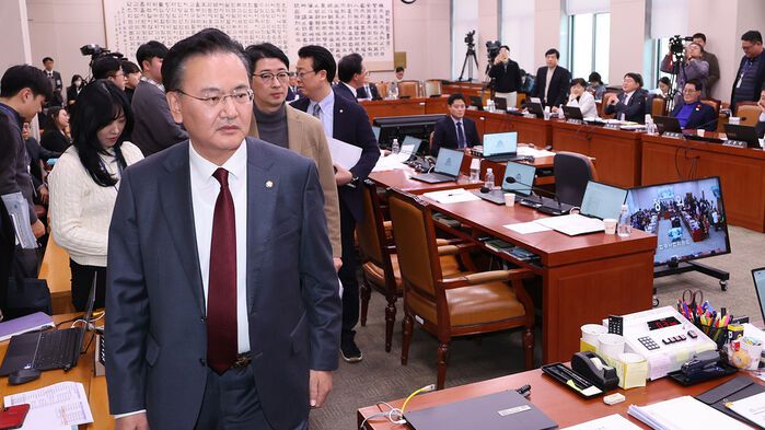 지난 2월 국회 법제사법위원회 전체회의에서 국민의힘 의원들이 더불어민주당 소속 정청래 위원장의 의사진행에 항의하며 회의장을 나가고 있다.