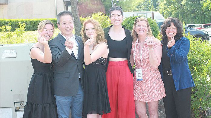 14일 경기 파주 '엄마 품 동산' 개장 기념행사에 참석차 한국을 처음 방문한 스티븐 커다(왼쪽서 2번째) 미국 루이스대 교수 가족들. 왼쪽서 5번째가 부인 레슬리 커다 교수. 아들은 함께 하지 못했다.