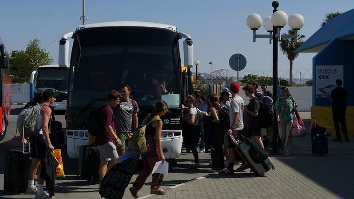 이스라엘에서 버스로 대피 중인 키프러스인들