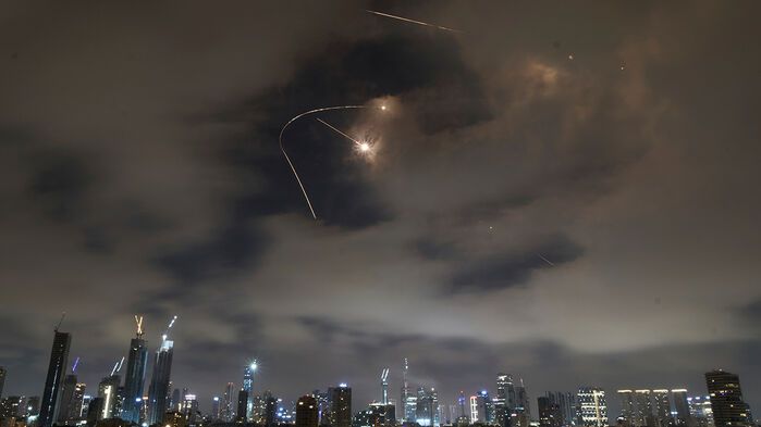 21일(현지시간) 새벽 이스라엘 텔아비브에 날아온 이란발 미사일의 요격 모습