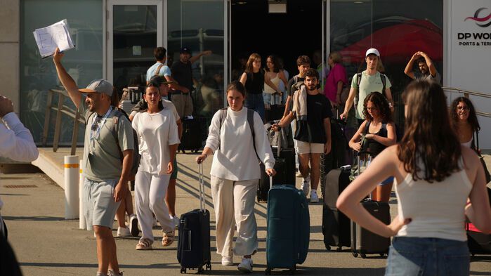 이스라엘에서 대피해 21일 사이프러스 항구에 당도한 이들