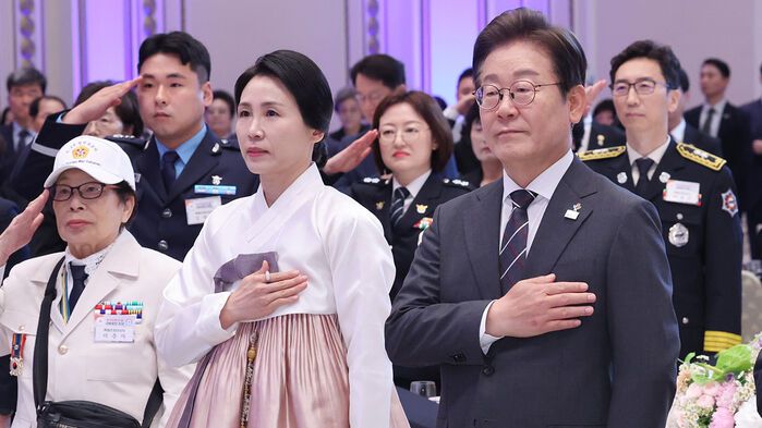 이재명 대통령과 김혜경 여사가 27일 청와대 영빈관에서 열린 '호국 보훈의 달, 대통령의 초대' 행사에서 국기에 경례하고 있다. (사진=연합뉴스)