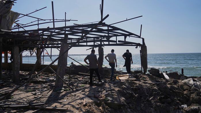 이스라엘군의 공습을 받은 가자시티의 카페