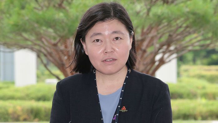 임은정 신임 서울동부지검장이 4일 서울 송파구 서울동부지방검찰청으로 첫 출근하며 취재진 질문에 답하고 있다.