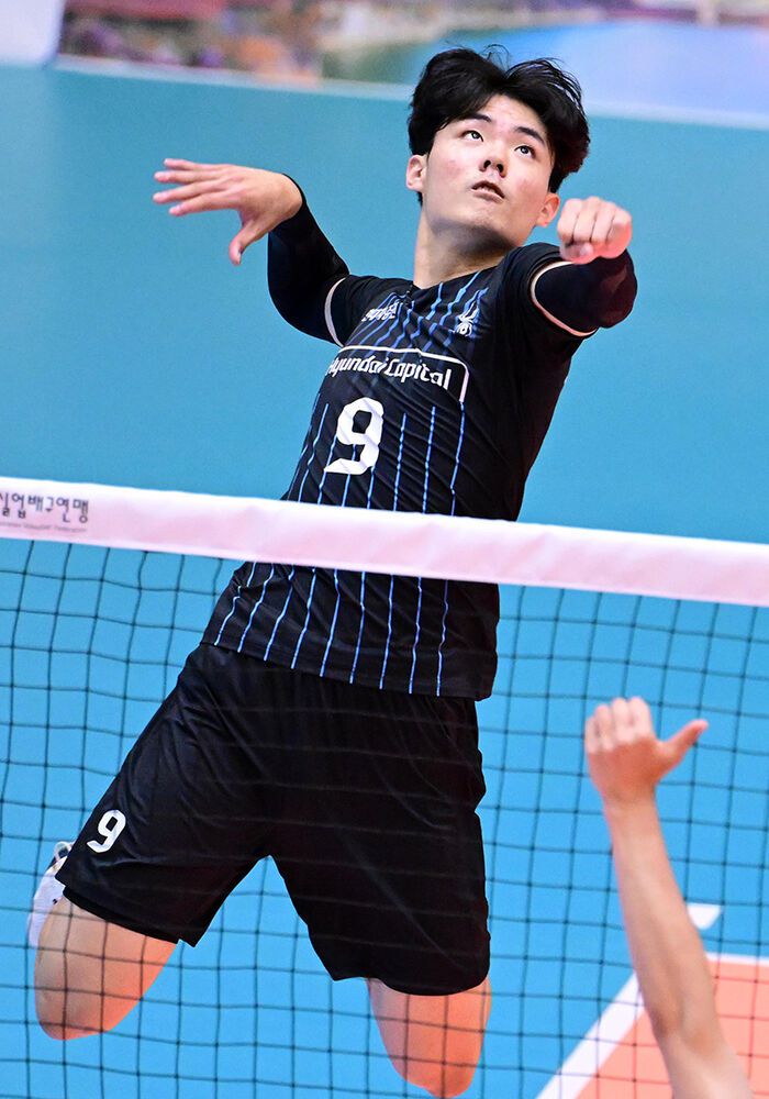 스파이크하는 현대캐피탈의 이재현