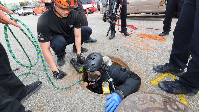 6일 인천 계양구 한 도로 맨홀 안에서 실종된 작업자를 수색하기 위해 계양소방서 119구조대가 맨홀 안에 투입되고 있다.