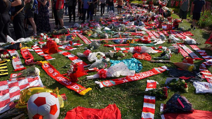 조타를 추모하는 물품으로 가득한 리버풀 홈구장인 안필드 주변 모습 (사진=AP, 연합뉴스)