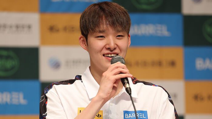 경영 국가대표 김우민이 8일 충북 진천 국가대표선수촌에서 인터뷰하고 있다.