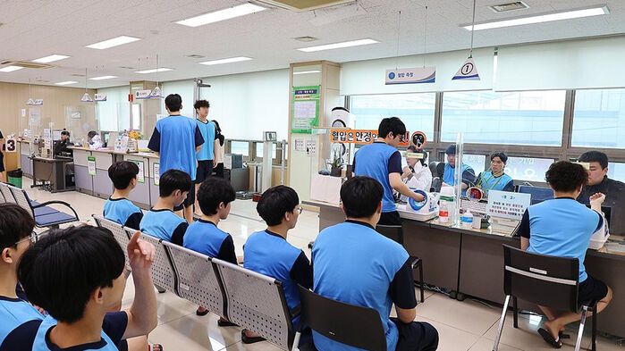 지난 1월 인천지방병무청에서 올해 첫 병역판정검사를 받는 장정들