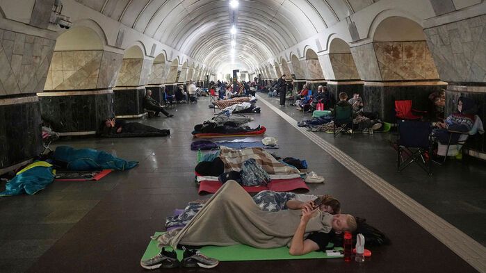 우크라이나 키이우에 대한 러시아의 공격 중, 사람들이 지하철역을 방공호로 사용하며 그 안에서 휴식을 취하고 있다. (사진=AP, 연합뉴스)