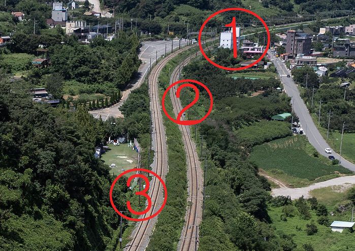 7명 사상자낸 청도 열차사고 현장 모습. 붉은원 1번이 사고 작업자들 실제 출입문. 2번은 사고 작업자들이 선로를 따라 걸어오다가 사고를 당한 지점. 3번은 21일 확인된 안전이 확보된 출입문. 코레일이 밝힌 예상 작업위치는 2번과 3번사이로 추정