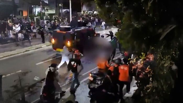 인도네시아에서 시위 진압하던 경찰 장갑차에 깔려 숨진 청년 배달기사