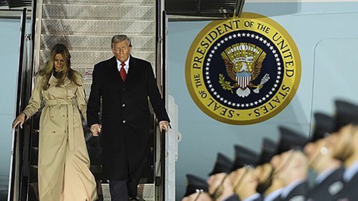 16일 영국 도착해 에어포스원에서 내리는 트럼프 대통령 부부