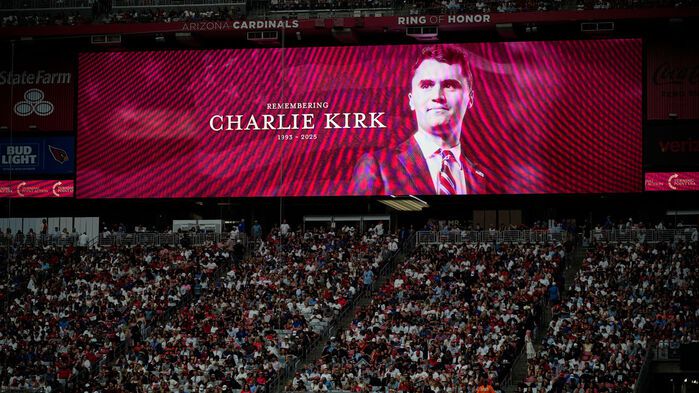 애리조나주 글렌데일의 스테이트 팜 스타디움에서 열린 추모식에서 찰리 커크의 사진이 대형 스크린에 비춰지고 있다.