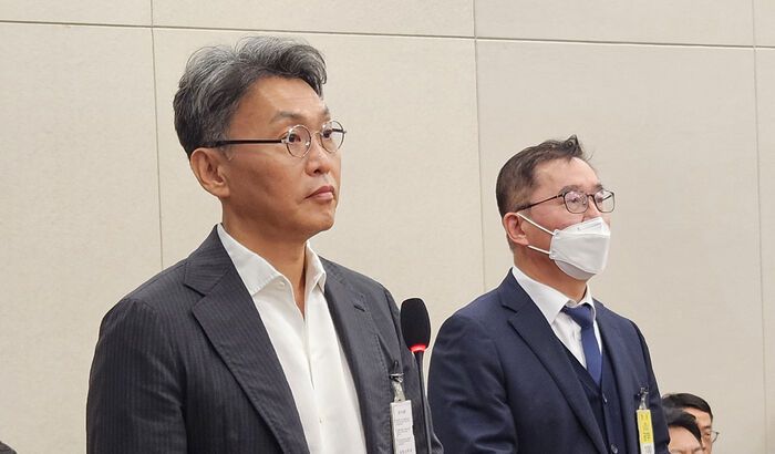 지난 29일 국회 산업통상자원중소벤처기업위원회 종합 국정감사에 출석한 남정운 한화솔루션 대표(오른쪽)와 조영수 CGI 대표(왼쪽)