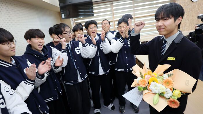 2026학년도 수능 성적표가 배부되는 5일 광주 서구 화정동 서석고등학교에서 만점자 재학생 최장우군이 학생회 후배들로부터 수능 만점 축하를 받고 있다. (사진=연합뉴스)