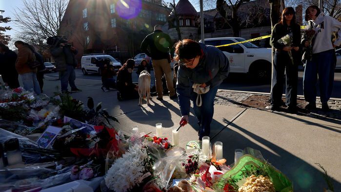 브라운대학교 바러스 앤 홀리 공학관 앞에 마련된 추모 공간에서 한 여성이 촛불을 밝히고 있다. (사진=AP, 연합뉴스)