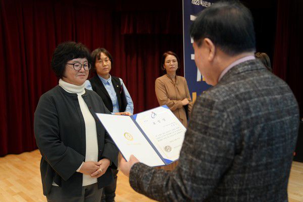 6일 충남교육청서부평생교육원에서 열린 독서진흥.평생교육 추진성과보고회(유공자 표창)