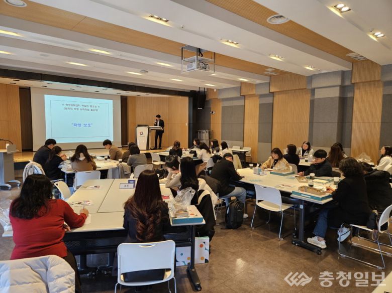 대전권 대학 상담센터 실무협의 간담회 개최. '대학·청년 마음건강 정책방향'이라는 주제로 교육부 대학운영지원과 송성윤 사무관이 기조강연을 하고 있다