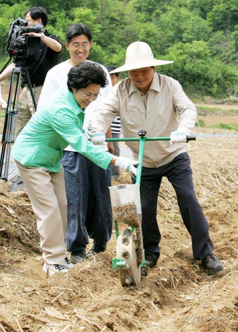 지난 2005년 5월 고 노무현 전 대통령과 권영숙 여사가 단양군 가곡면 한드미마을을 방문해 파종기로 율무를 파종하고 있다. 사진=한드미마을정문찬대표제공