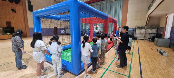 드론 축구 체험에 참여 중인 청소년들 모습