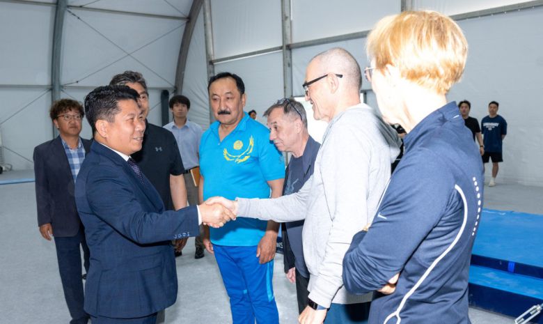 김창규 제천시장(왼쪽)이 기계체조아시아선수권대회가 펼쳐지는 제천체육관을 찾아 현장 점검과 조기 참가한 아시아 선수단과 인사를 나누고 있다. 사진=제천시제공